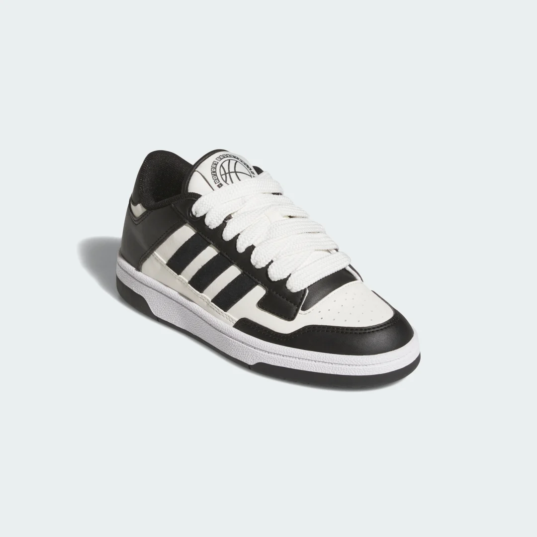 Detalle de Zapatilla Rapid Court Low de Adidas: comodidad y estilo para uso diario en negro