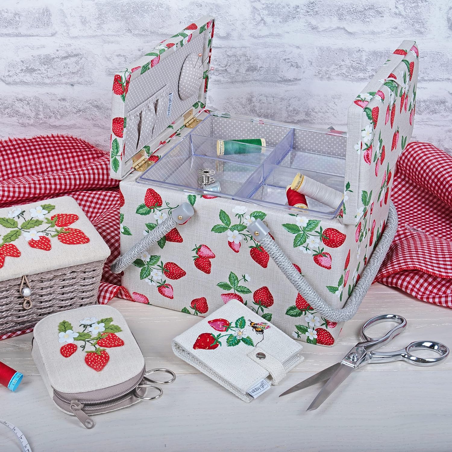Detalle de Hobby Gift duże pudełko na przybory do szycia, tacka i wzór truskawek