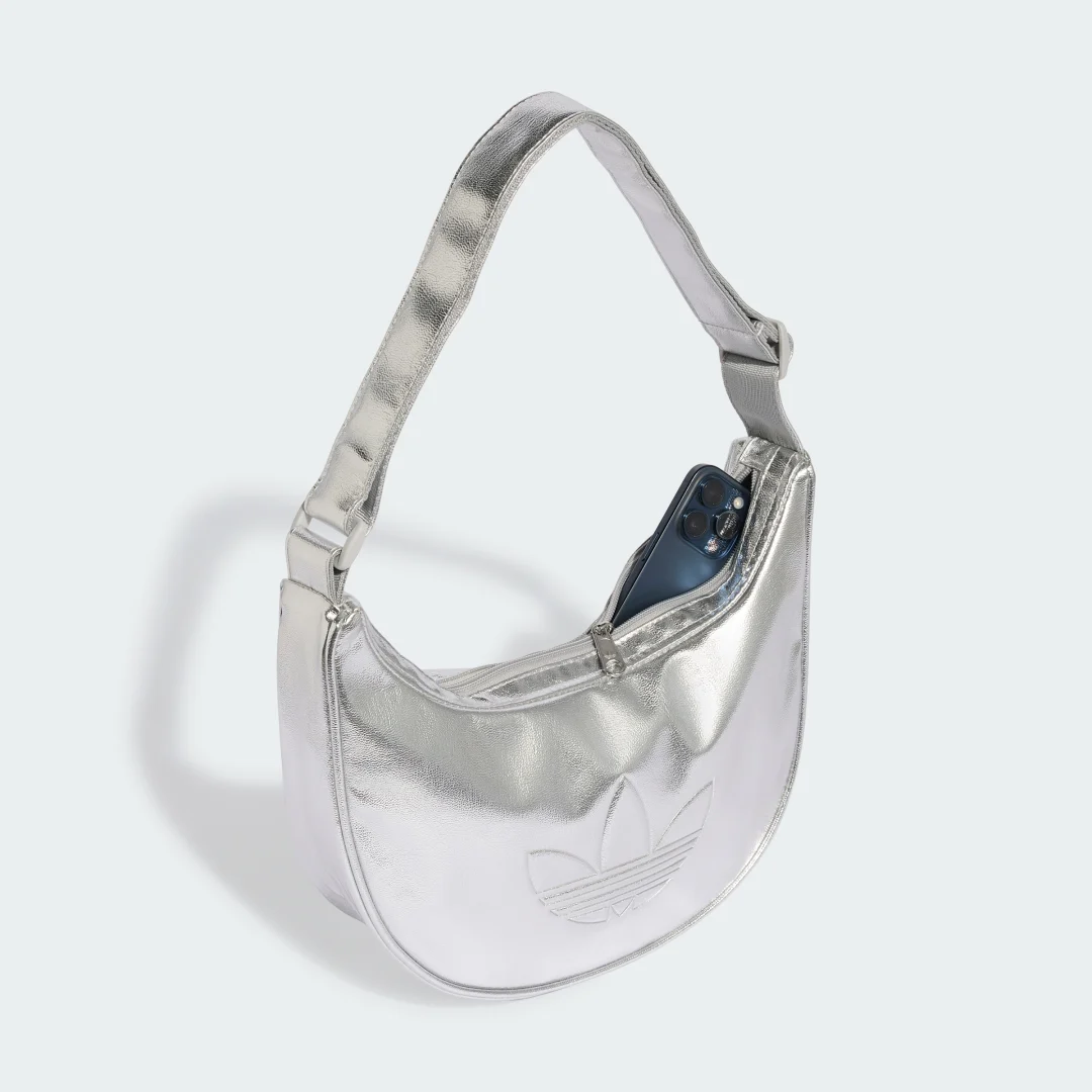Detalle 2 de Bolso Adidas Adicolor Half Crescent de piel sintética metalizada