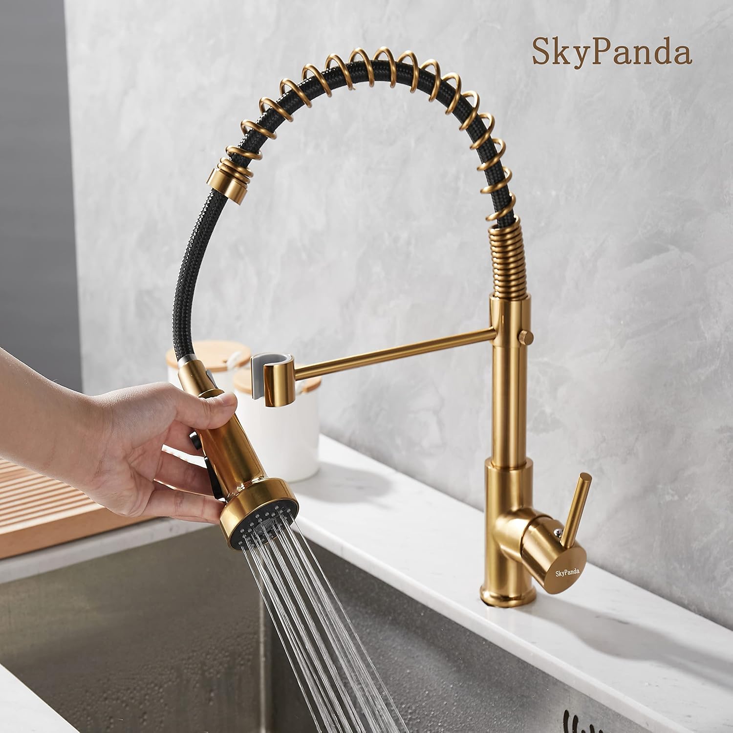 Detalle de SkyPanda keukenkraan met uittrekbare sproeier, geborsteld goud en 3 functies
