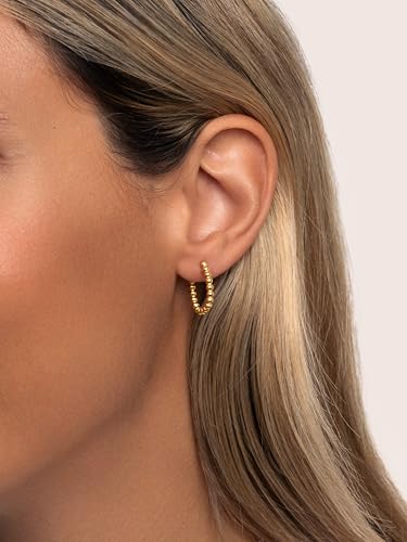 Detalle 2 de SINGULARU Dana Dots: pendientes ovalados de acero con baño de oro 18Kt y cierre Congo/Click