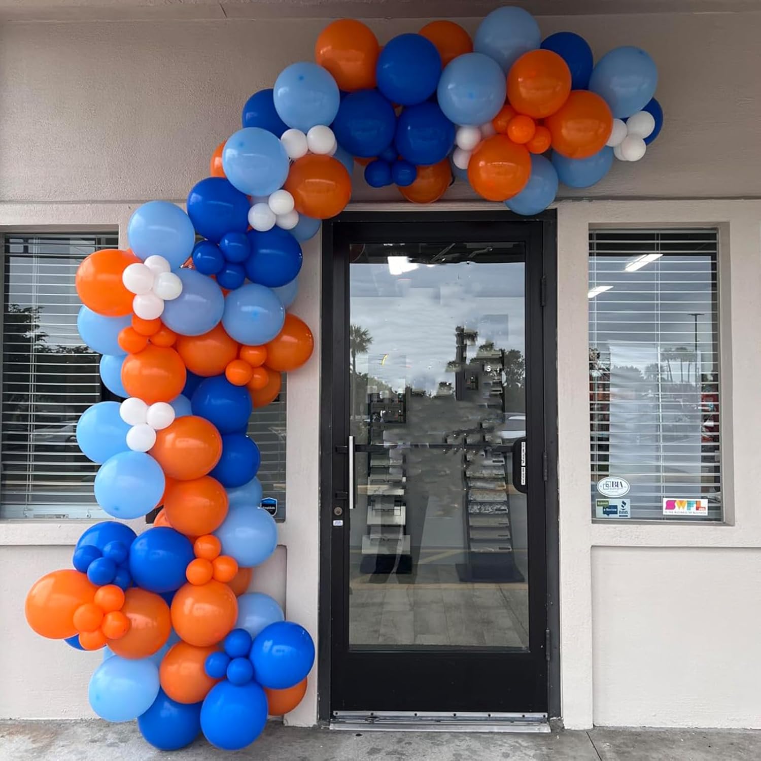 Detalle 2 de HILAVO 60-Pack Blue and Orange Balloons – 12 Inch Confetti & Matte Balloons for Space Theme Parties