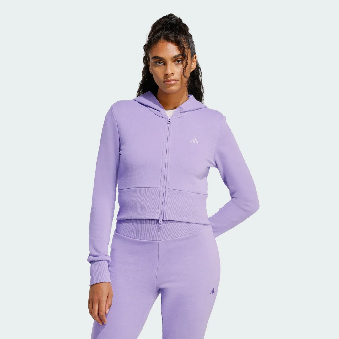 Detalle de adidas Seasonal Essentials, chaqueta felpa violeta