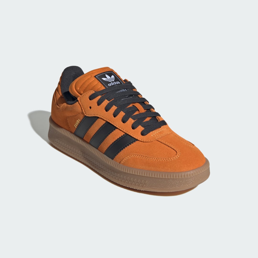 Detalle 2 de Adidas Samba XLG en naranja: zapatilla icónica para uso urbano con toque moderno