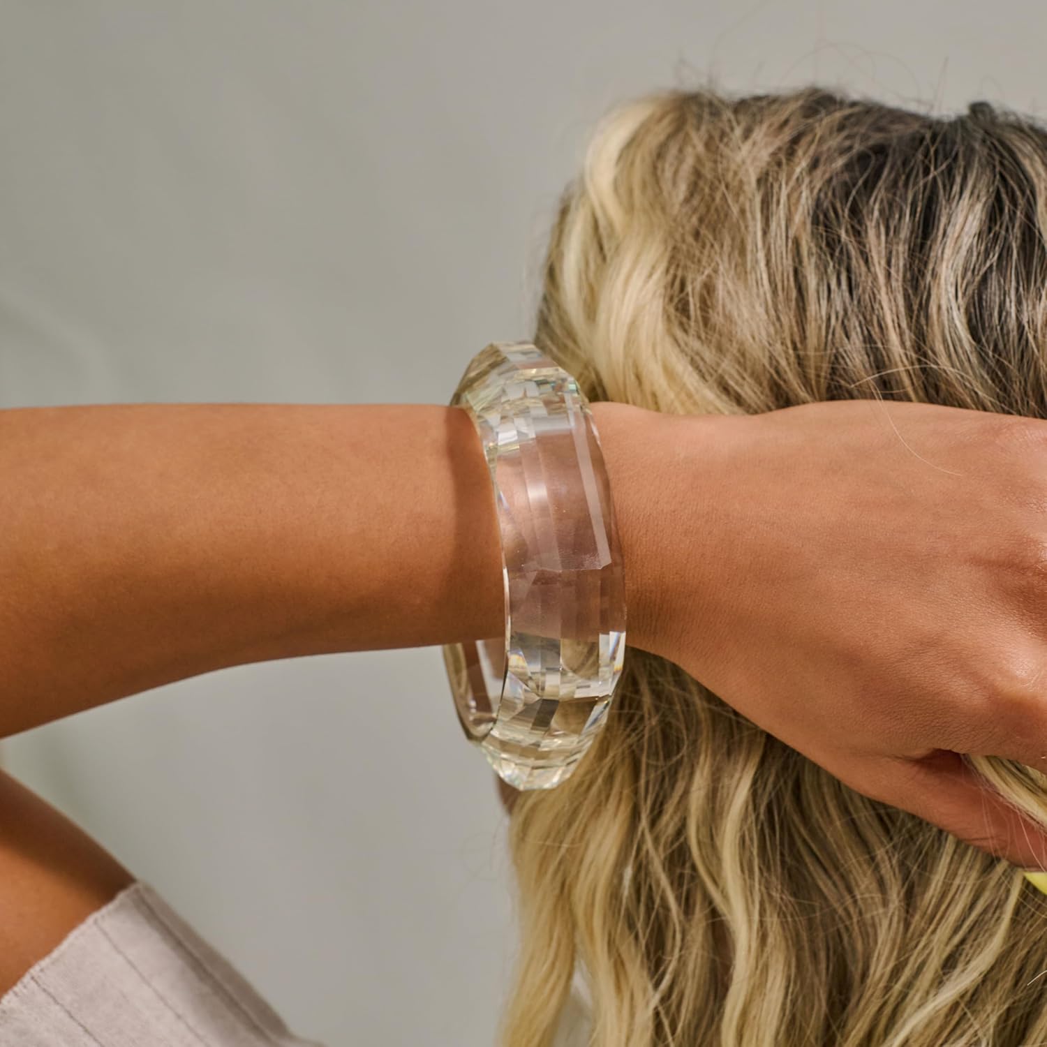 Detalle de TOVABA Resin Bangle for Women: Hypoallergenic, Fade-Resistant Clear Geometric Bracelet