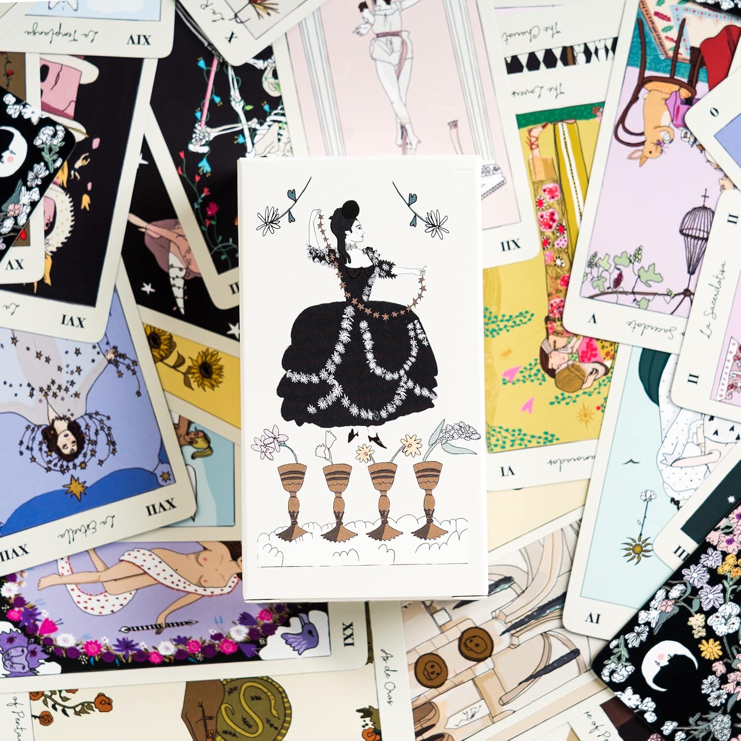 Thumbnail 5 de Fournier Tarot DE CARLOTYDES – 78 Karten, wasserfestes Blattmaterial & praktischer Federmäppchen‑Beutel