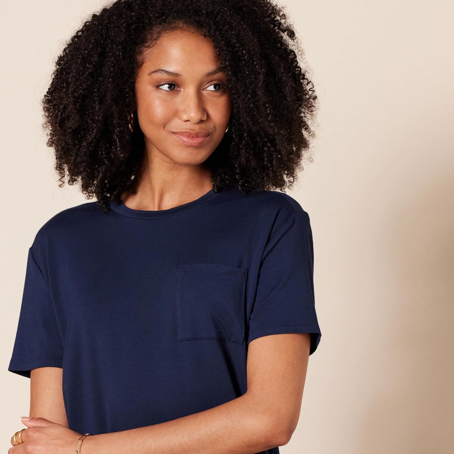 Thumbnail 2 de Amazon Essentials Damen Kurzarm Rundhals-T-Shirt mit Tasche (2er-Pack) – bequemes Jersey mit Relax-Passform