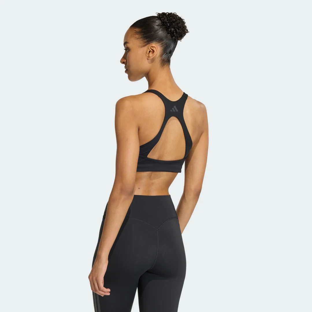 Detalle 2 de Sujetador de entrenamiento Optime 3 Stripes de Adidas: apoyo medio para sesiones con intensidad moderada