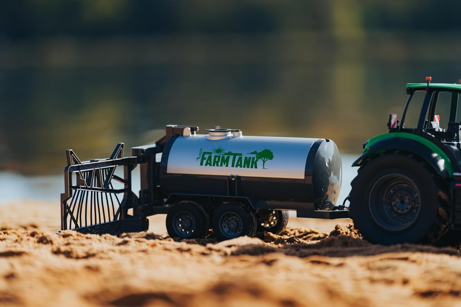 Detalle 1 de Carson Deutz 8280TTV RC 1:16 – ciągnik z przyczepą, światłami i dźwiękiem