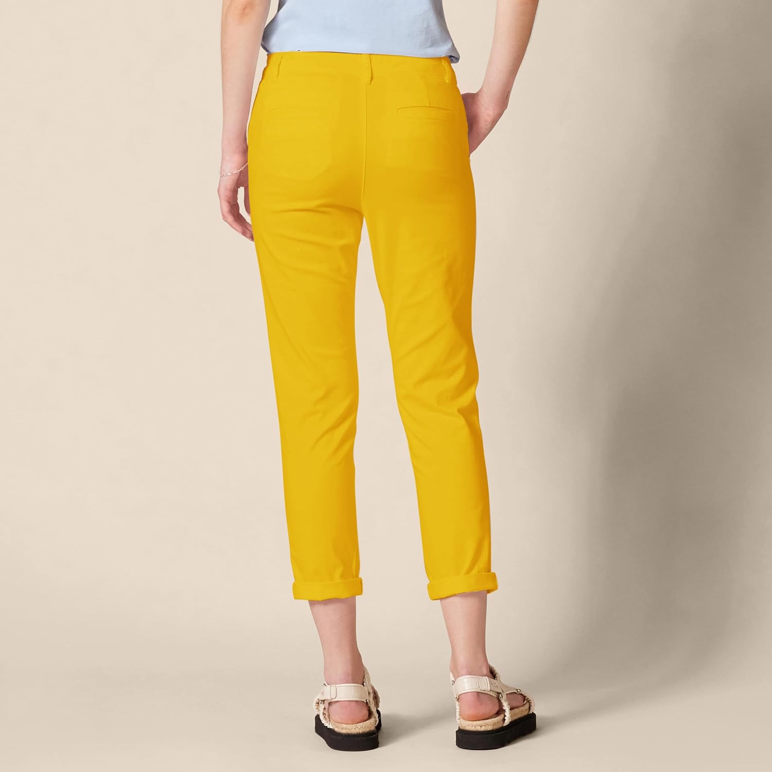 Thumbnail 1 de Amazon Essentials women’s mid-rise slim-fit stretchy cropped tapered leg khaki trousers (plus size available)