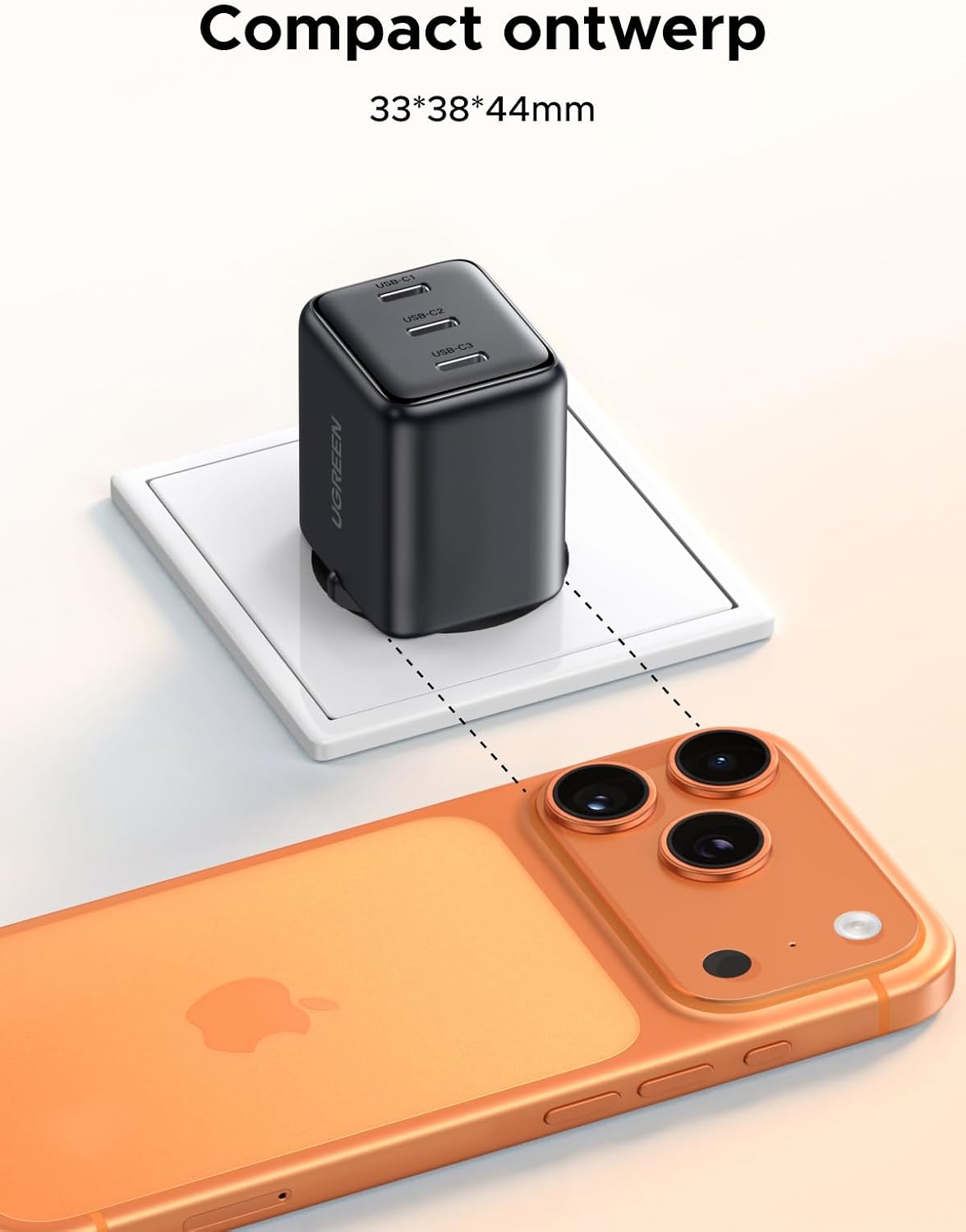 Detalle de UGREEN 30W GaN-oplader met drie USB-C-poorten voor gelijktijdig laden