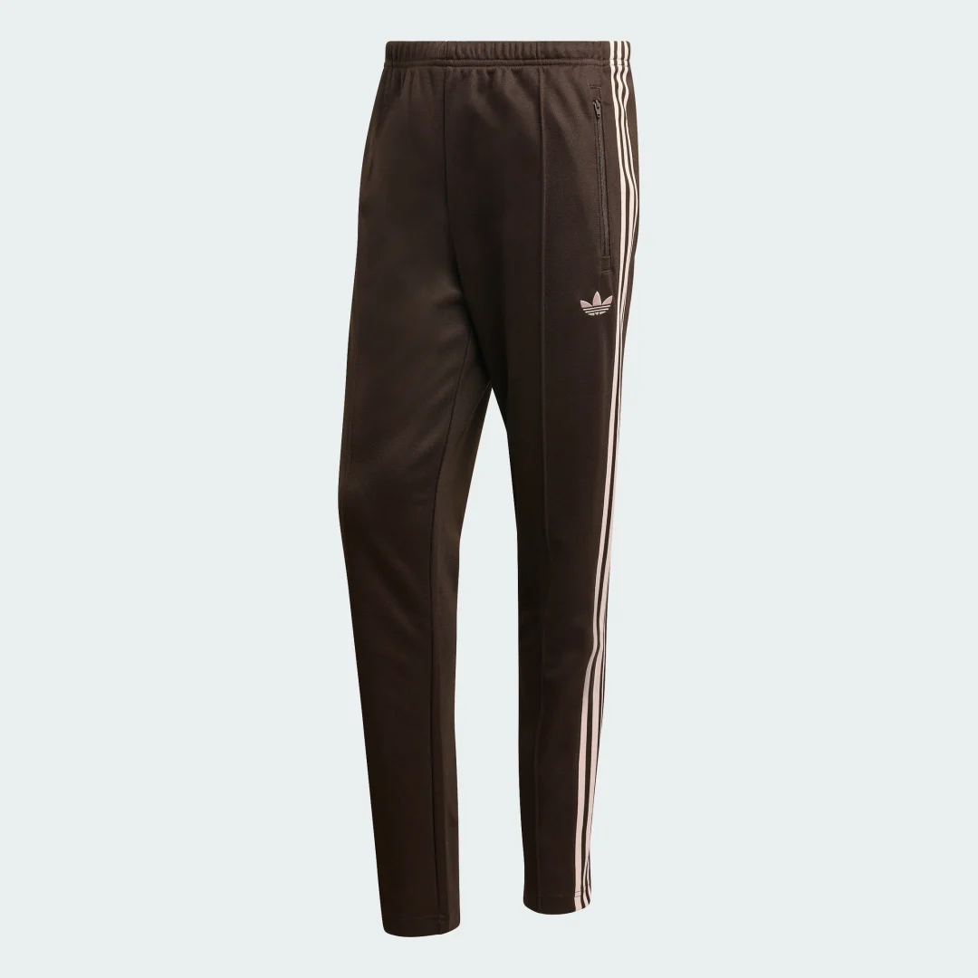 Detalle 2 de Pantalón Beckenbauer de Adidas – estilo clásico en color Marrón