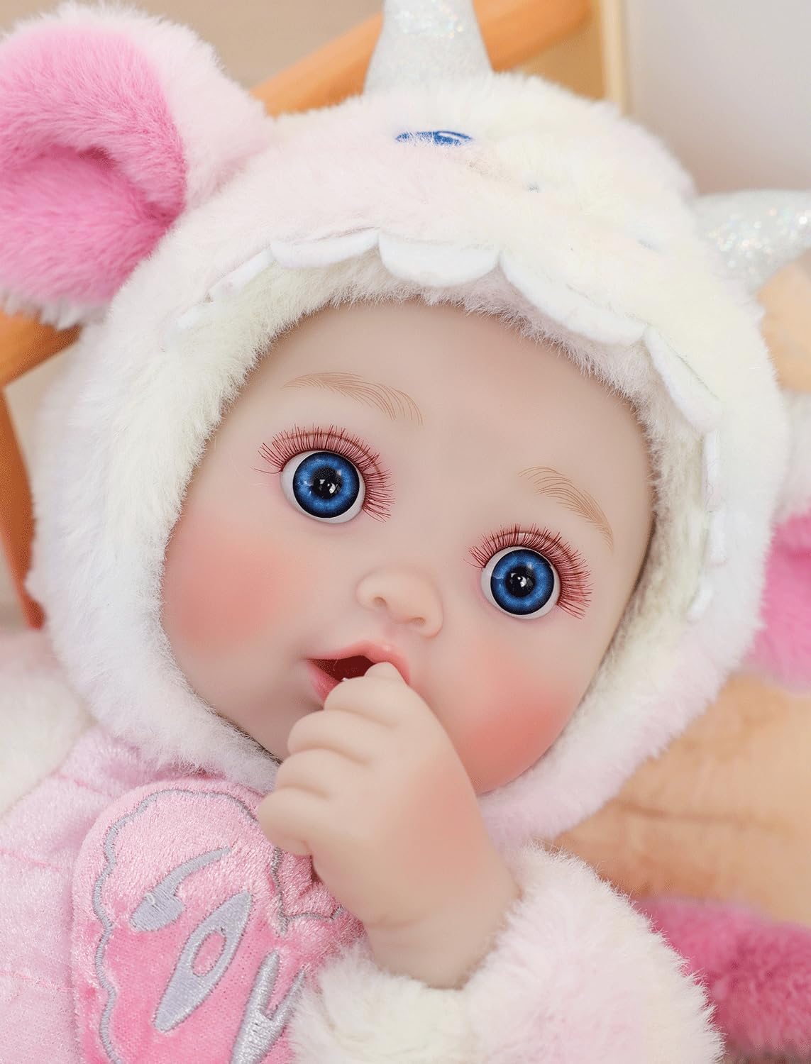 Detalle de Cloveray Drayla 18-inch Realistic Soft Body Baby Doll with Dragon Outfit — Lil’ Lovable Companion for Play and Collecting