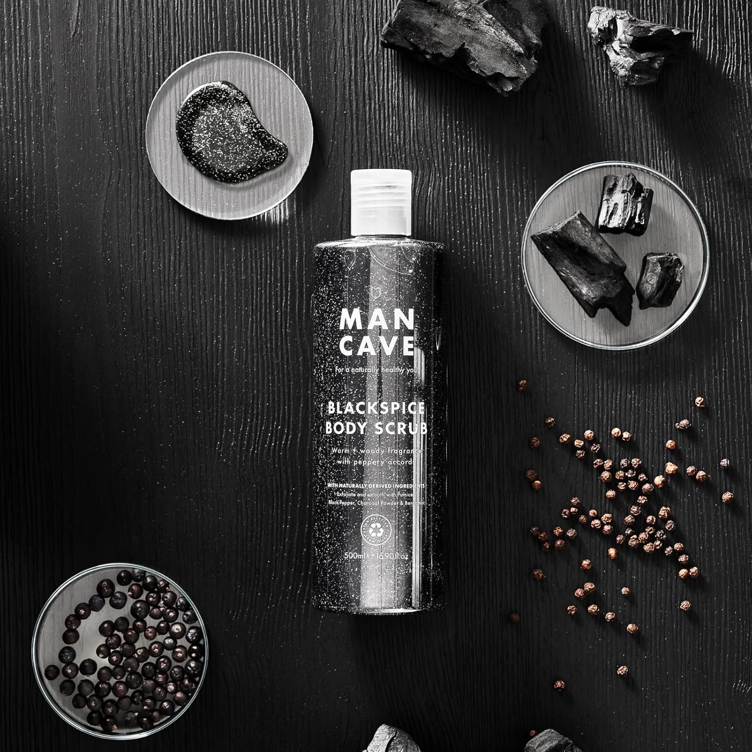 Detalle de ManCave Blackspice Körperpeeling Herren 500ml XXL – Tiefenreinigung mit Bimsstein & Aktivkohle