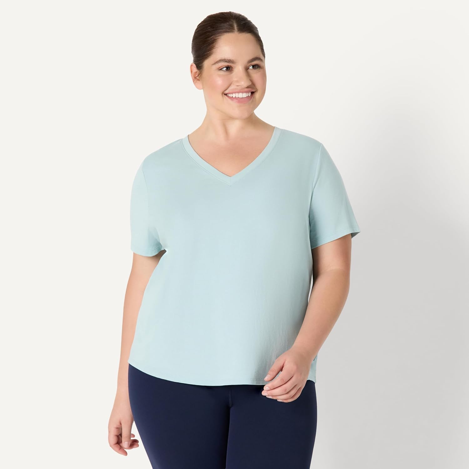 Thumbnail 5 de Amazon Essentials Women’s Active Soft Cotton Relaxed Fit V-Neck Short Sleeve Yoga T-Shirt