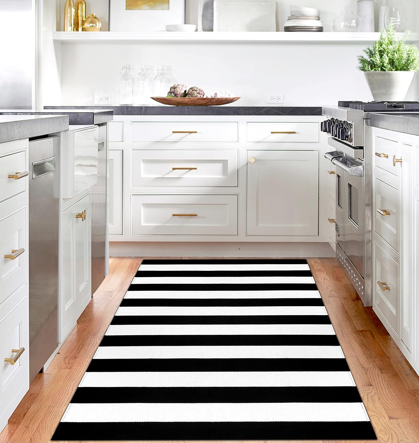 Detalle 2 de IOHOUZE Striped Rug 4x6 Cotton Blend Washable Black and White Door Mat