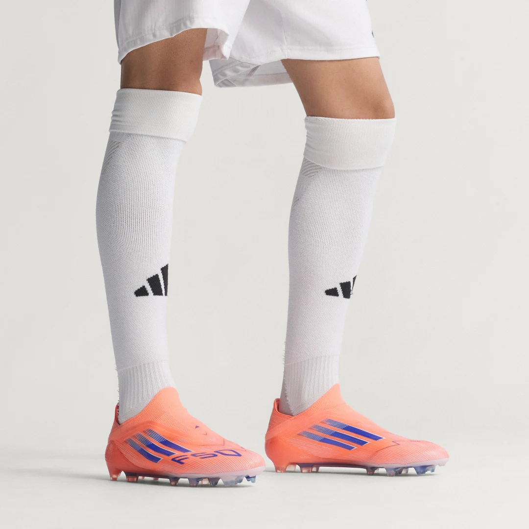 Detalle de Bota sin cordones F50 Elite de Adidas para césped natural seco