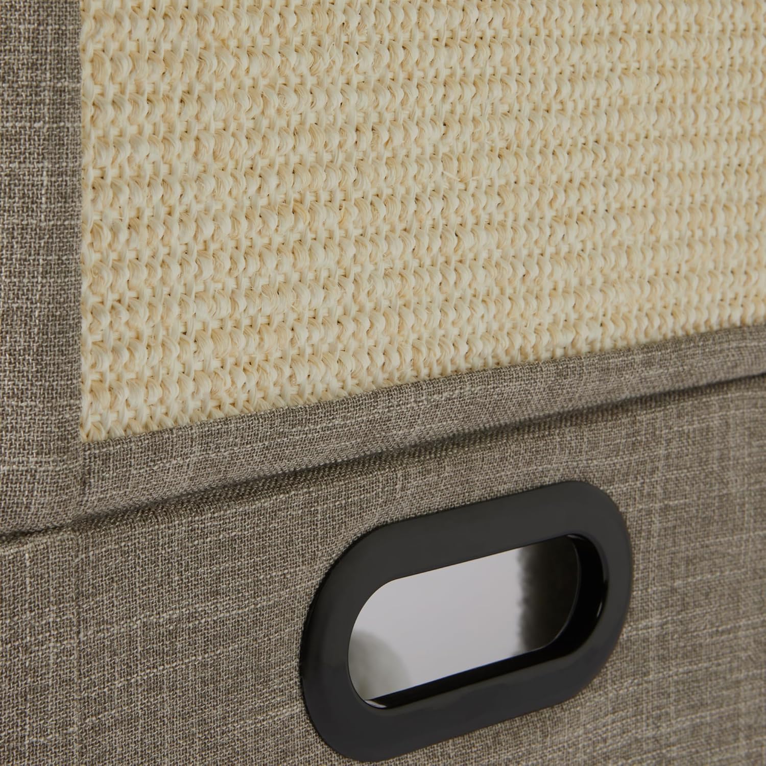 Detalle de Amazon Basics - Casetta per Gatti a 2 Piani con Grotta e Tiragraffi, Grigio 43,2 x 35,6 x 57,2 cm