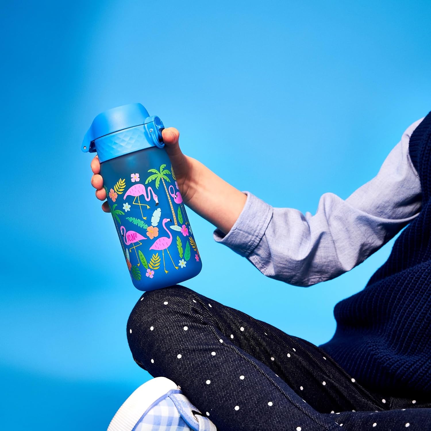 Detalle 2 de ion8 Botella Infantil 350ml 🦩 Sin BPA, Segura y Fácil de Limpiar