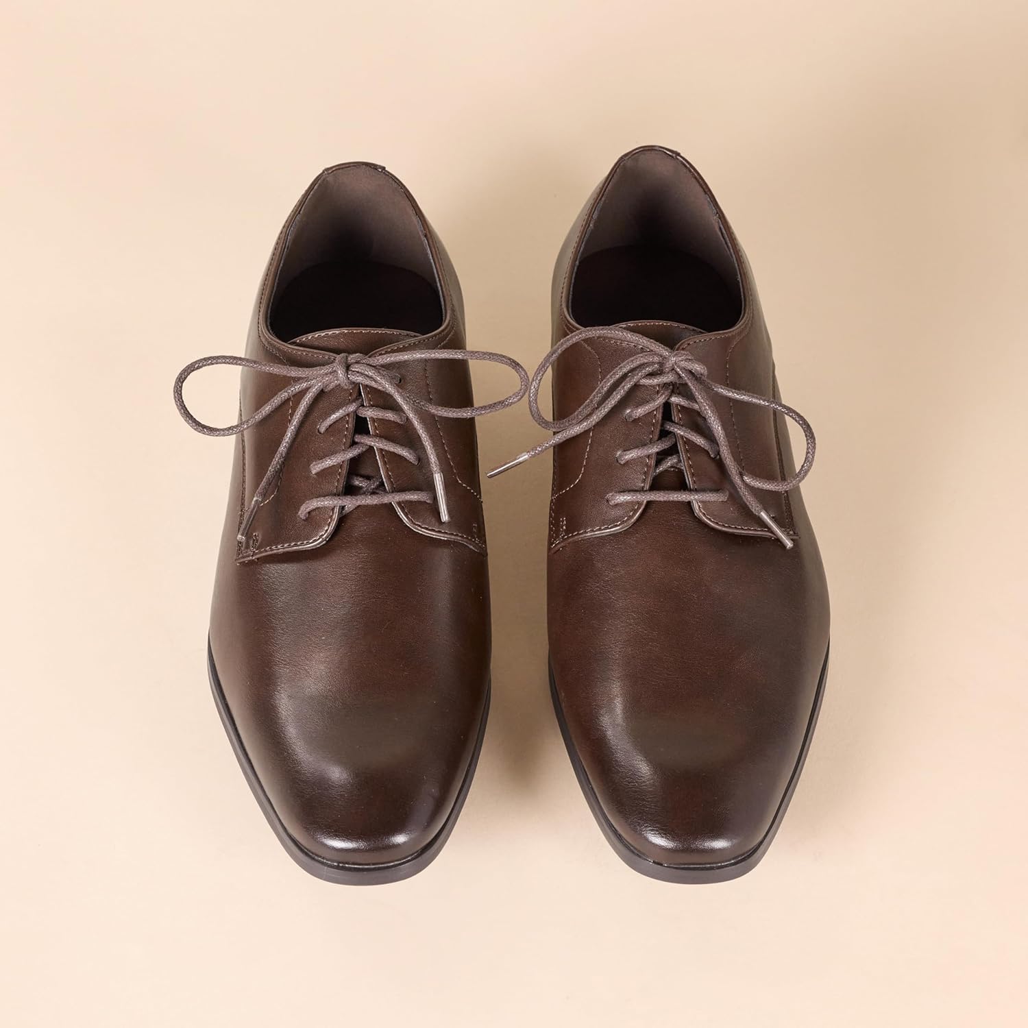 Thumbnail 2 de Amazon Essentials Herren Derby-Schuhe aus Kalbslederimitat mit 3 cm Absatz