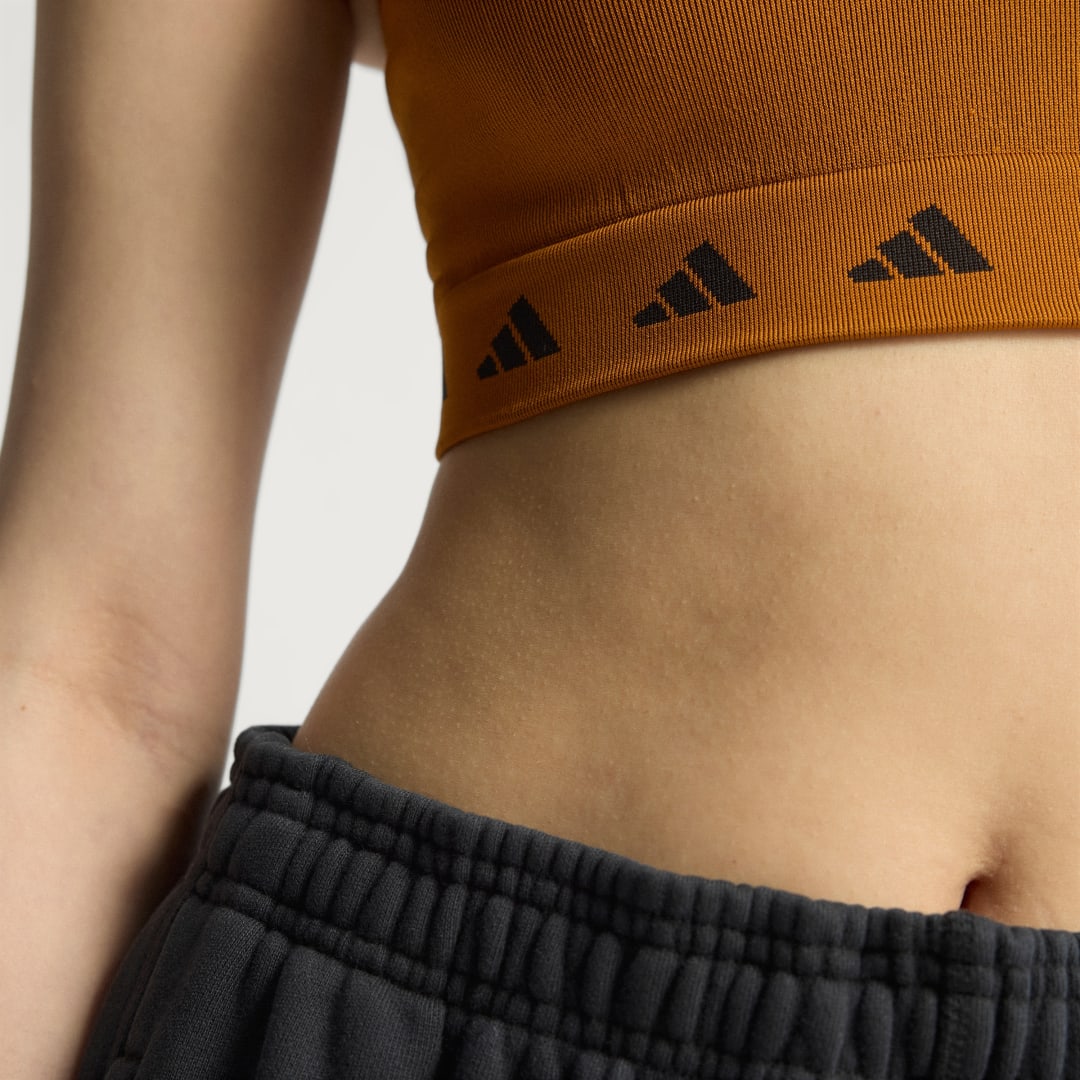 Detalle de Adidas Top EQT Marrón: estilo retro con confort para uso diario