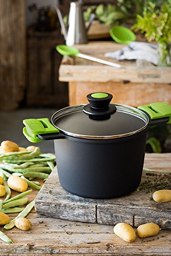 Detalle 2 de BRA Prior Olla Alta 24 cm con tapa y asas de silicona 🍲