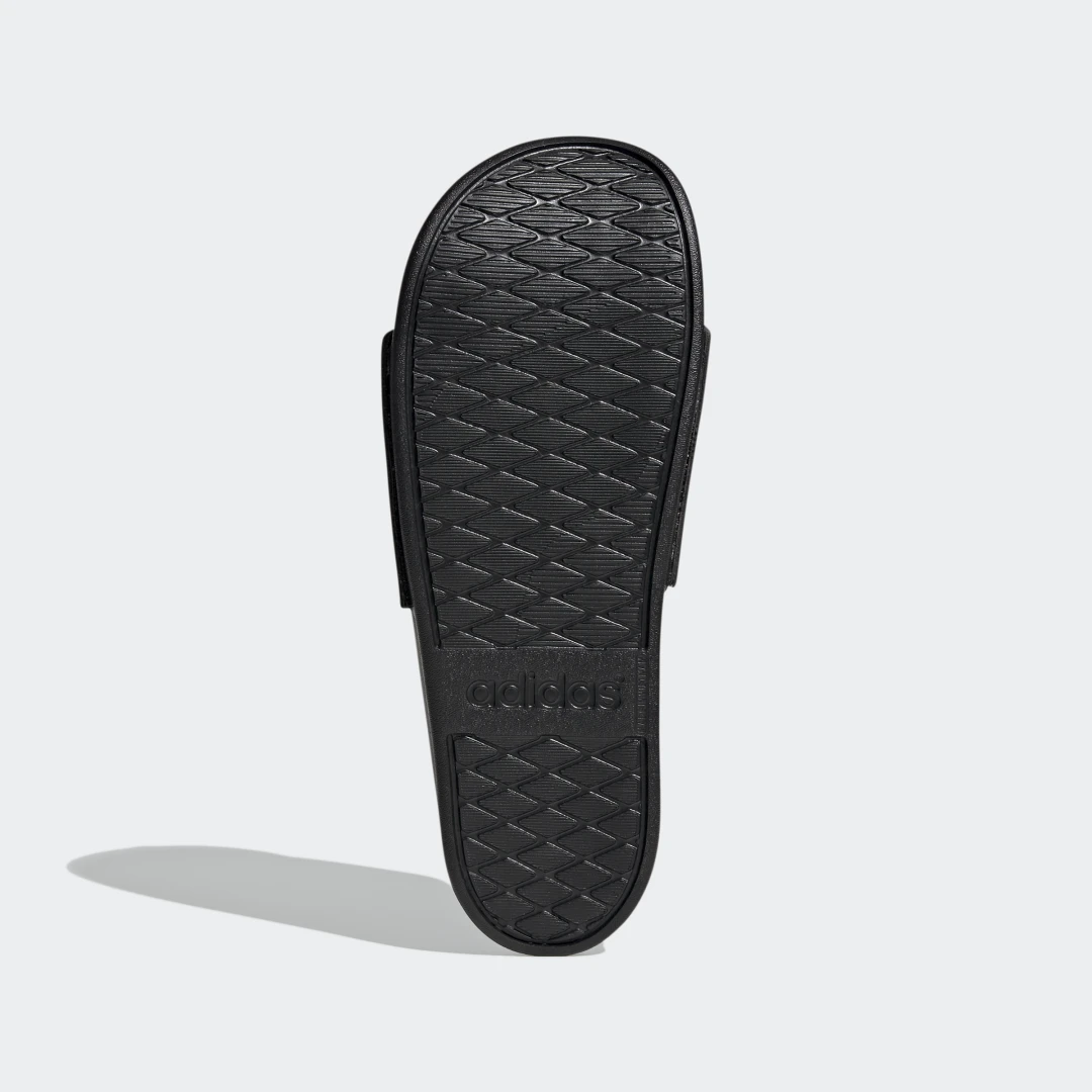 Detalle de Adidas Adilette Comfort en negro: chancla versátil, para playa y city-sandals