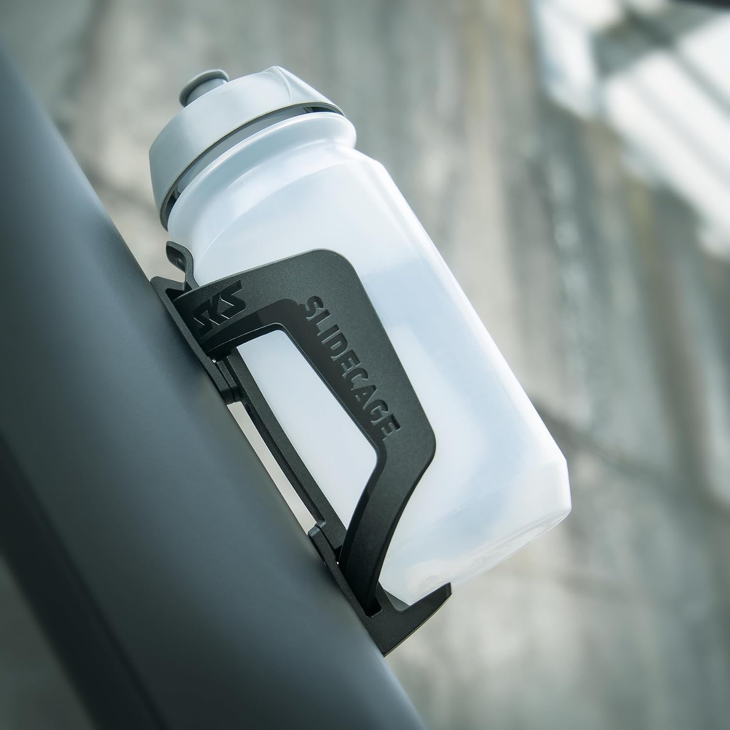 Detalle de SKS Germany SLIDECAGE portabottiglie per bicicletta con accesso laterale e superiore, nero