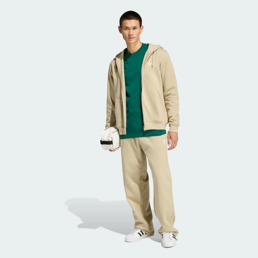 Detalle de Chaqueta con capucha Trefoil Essentials de Adidas — Beige