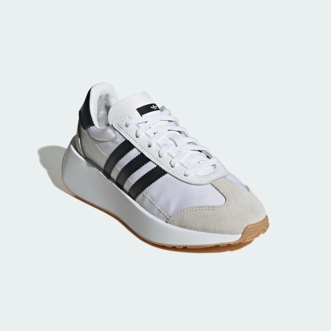 Detalle 2 de Adidas Country XLG (Adolescentes) - Zapatilla blanca, outfit urbano y cómodo para jovenes