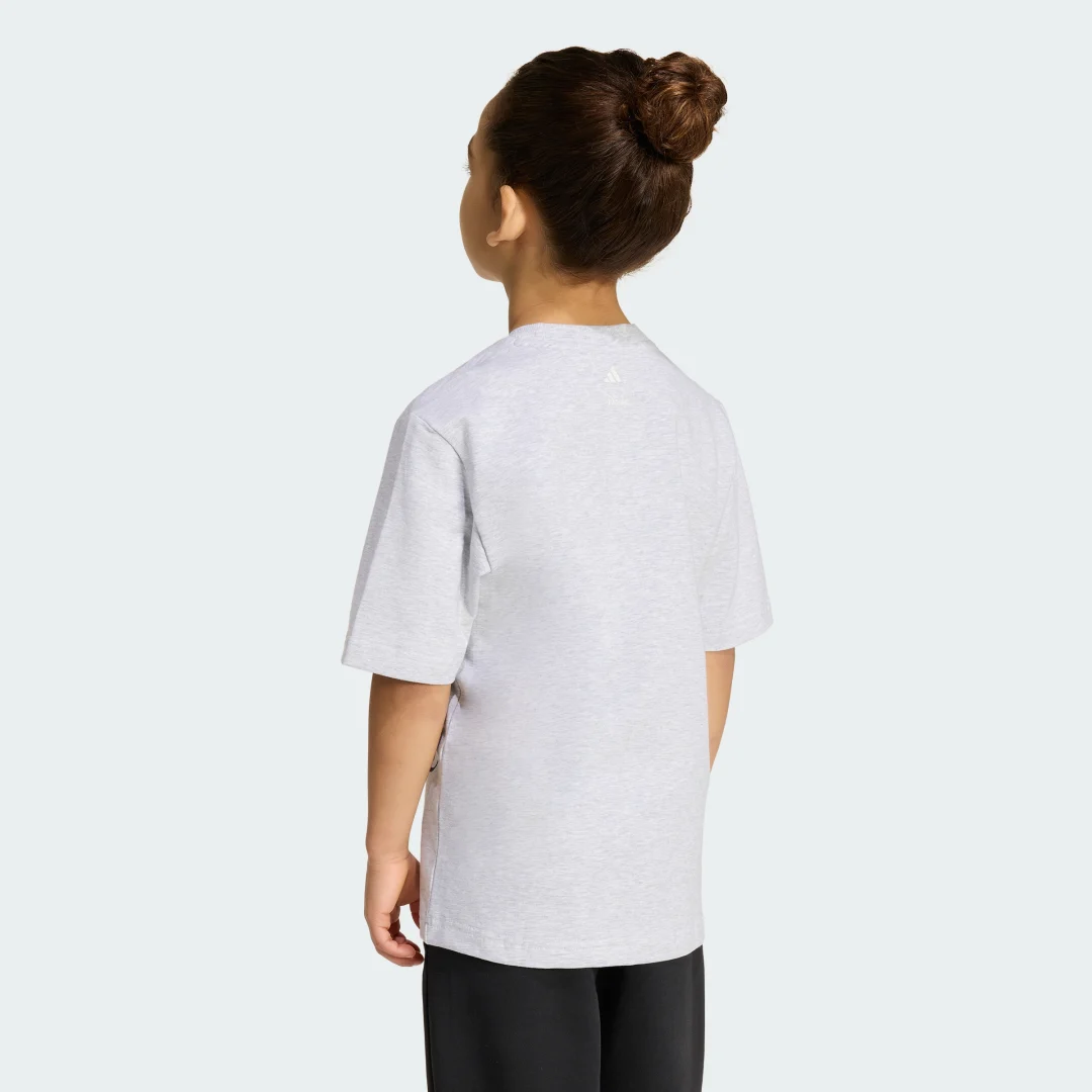 Detalle 2 de Camiseta AdidAS Disney Mickey Mouse Gris – estilo urbano y comodidad