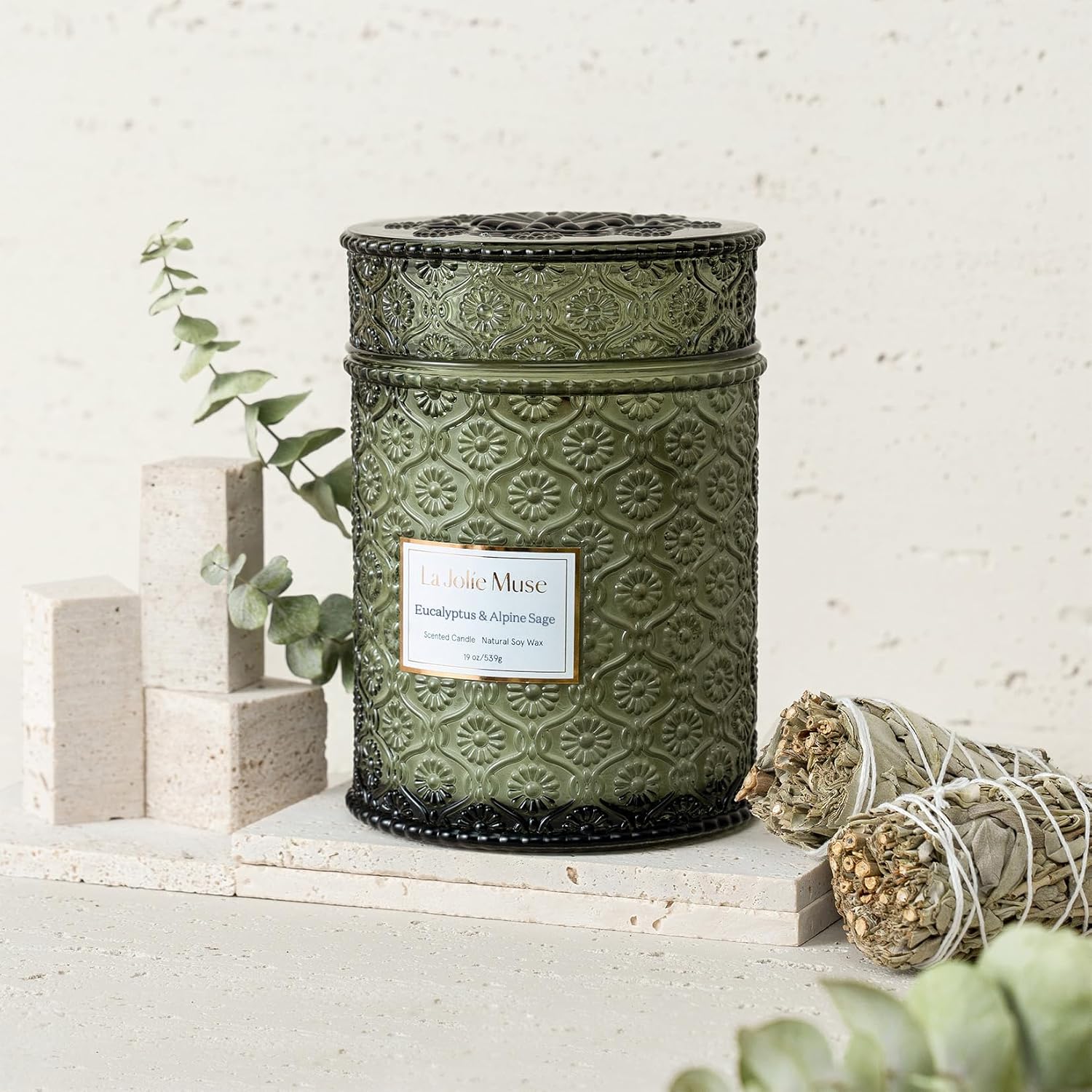 Detalle de LA Jolie Muse Eucalyptus & Alpine Sage Candle 19 oz