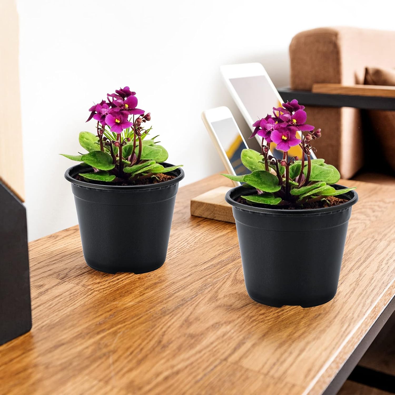 Detalle de KINGLAKE 50 black 10cm plastic plant pots + 100 white plant labels set for seedlings and cuttings