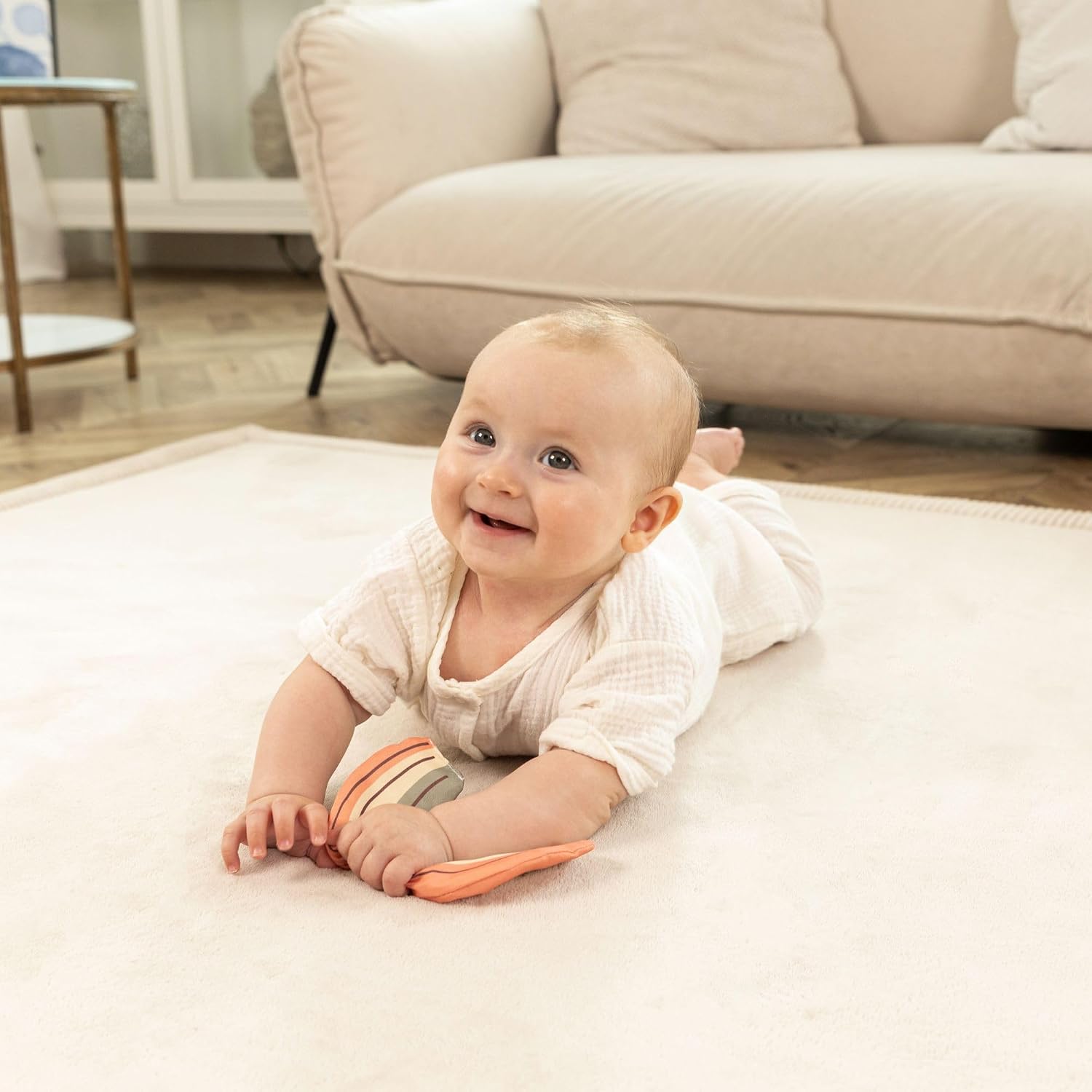 Detalle 2 de Hakuna Matte CloudSoft Baby Play Mat (80" x 110") in Beige – Coral Velvet Memory Foam Rug