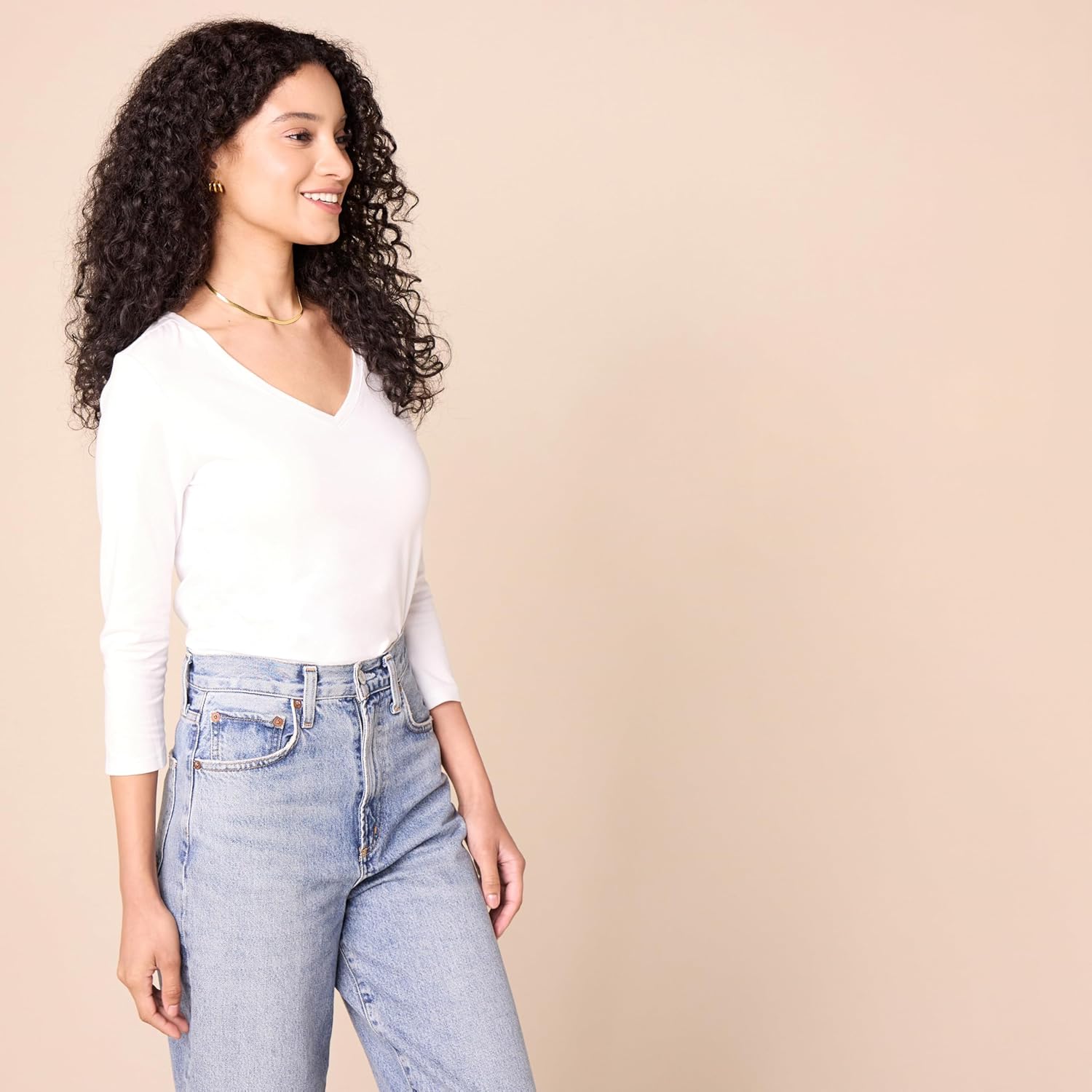 Thumbnail 2 de Amazon Essentials Damen Regular-Fit T-Shirt mit 3/4-Ärmeln und V-Ausschnitt (Übergröße verfügbar)