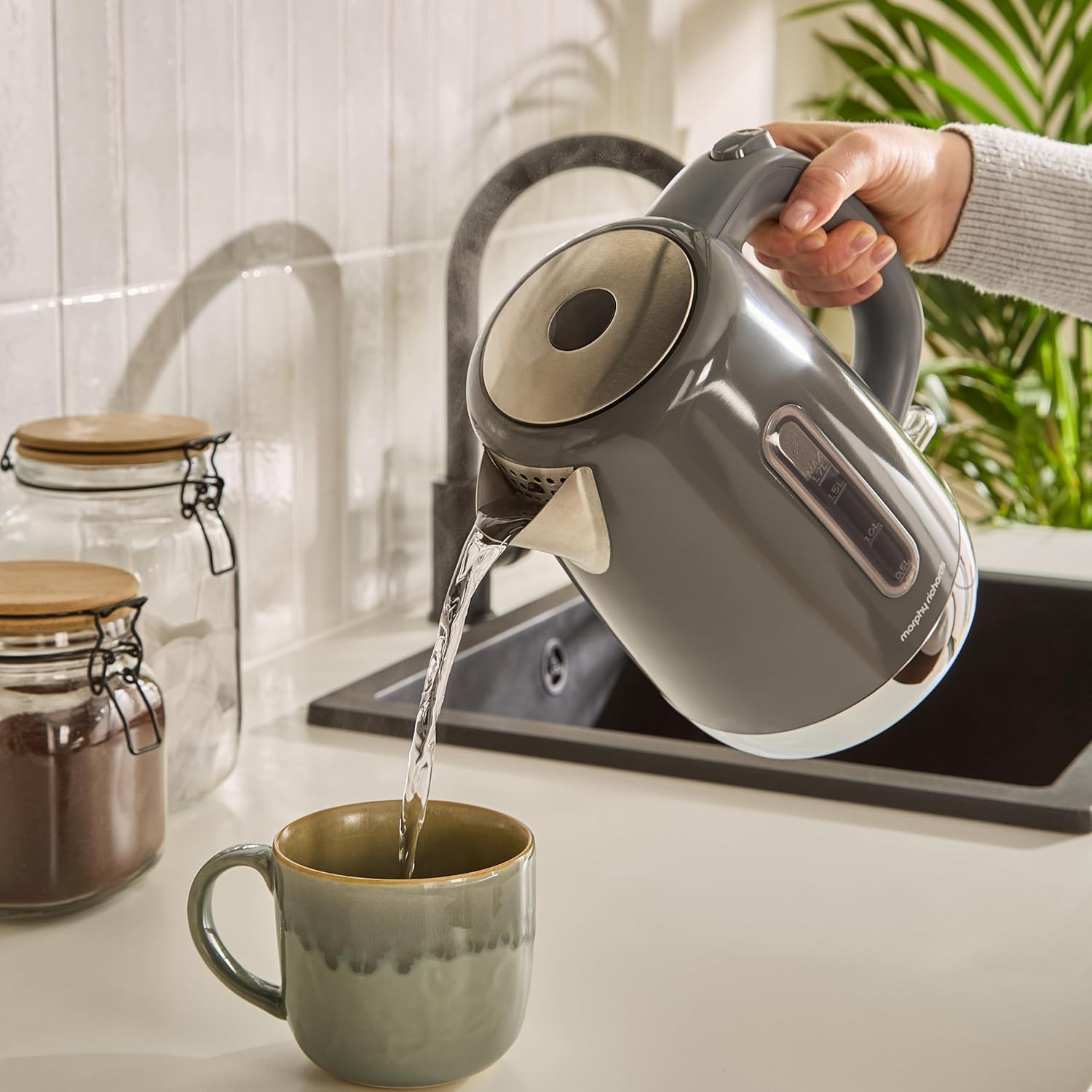 Detalle 2 de Morphy Richards Equip Kettle (1.7L) – 3kW rapid boil, removable limescale filter, easy view water gauge, stainless steel case (Grey) 102787