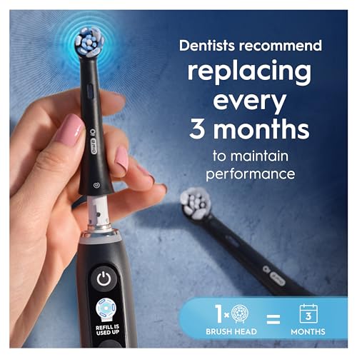 Thumbnail 3 de Oral-B iO Ultimate Clean Toothbrush Head, 2-Pack – Twisted & Angled Bristles for Deeper Plaque Removal