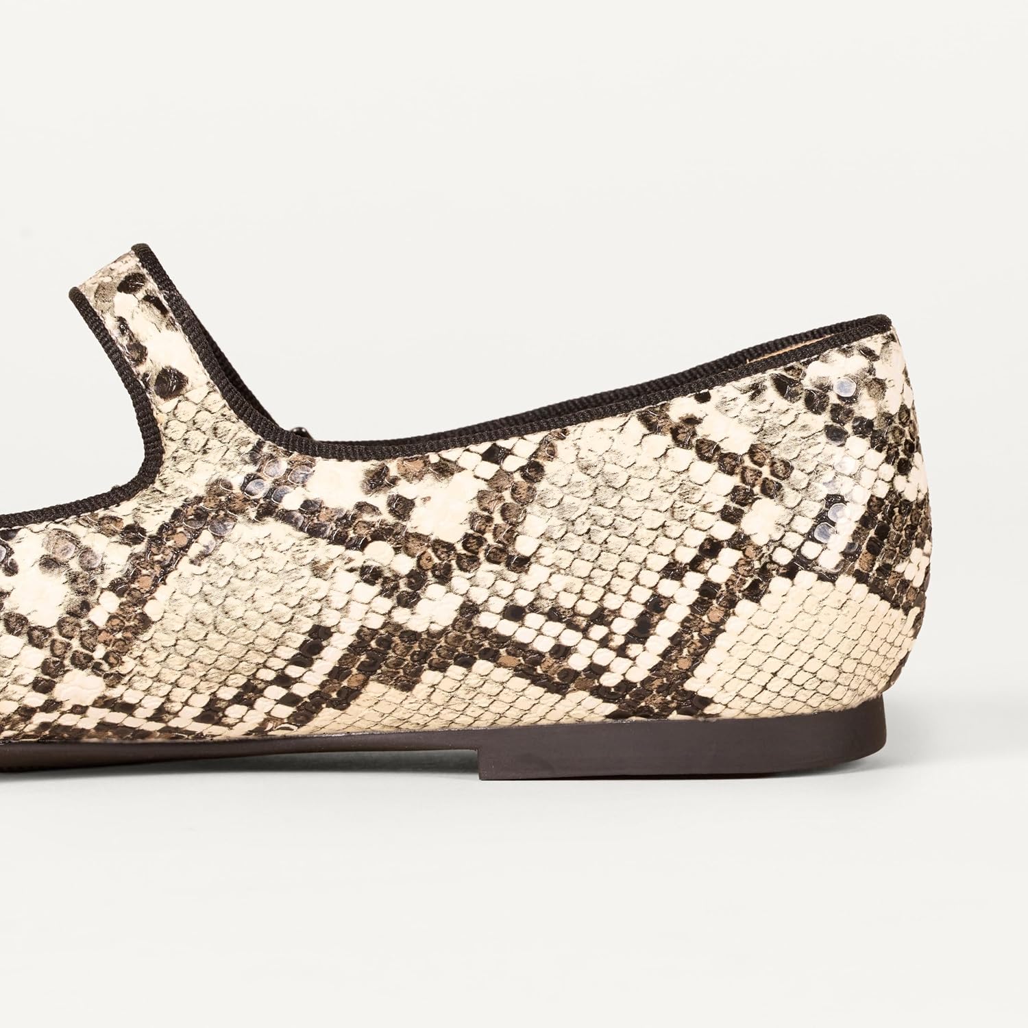Thumbnail 4 de Amazon Essentials Velvet Mary Jane Ballet Flat with Buckle Strap