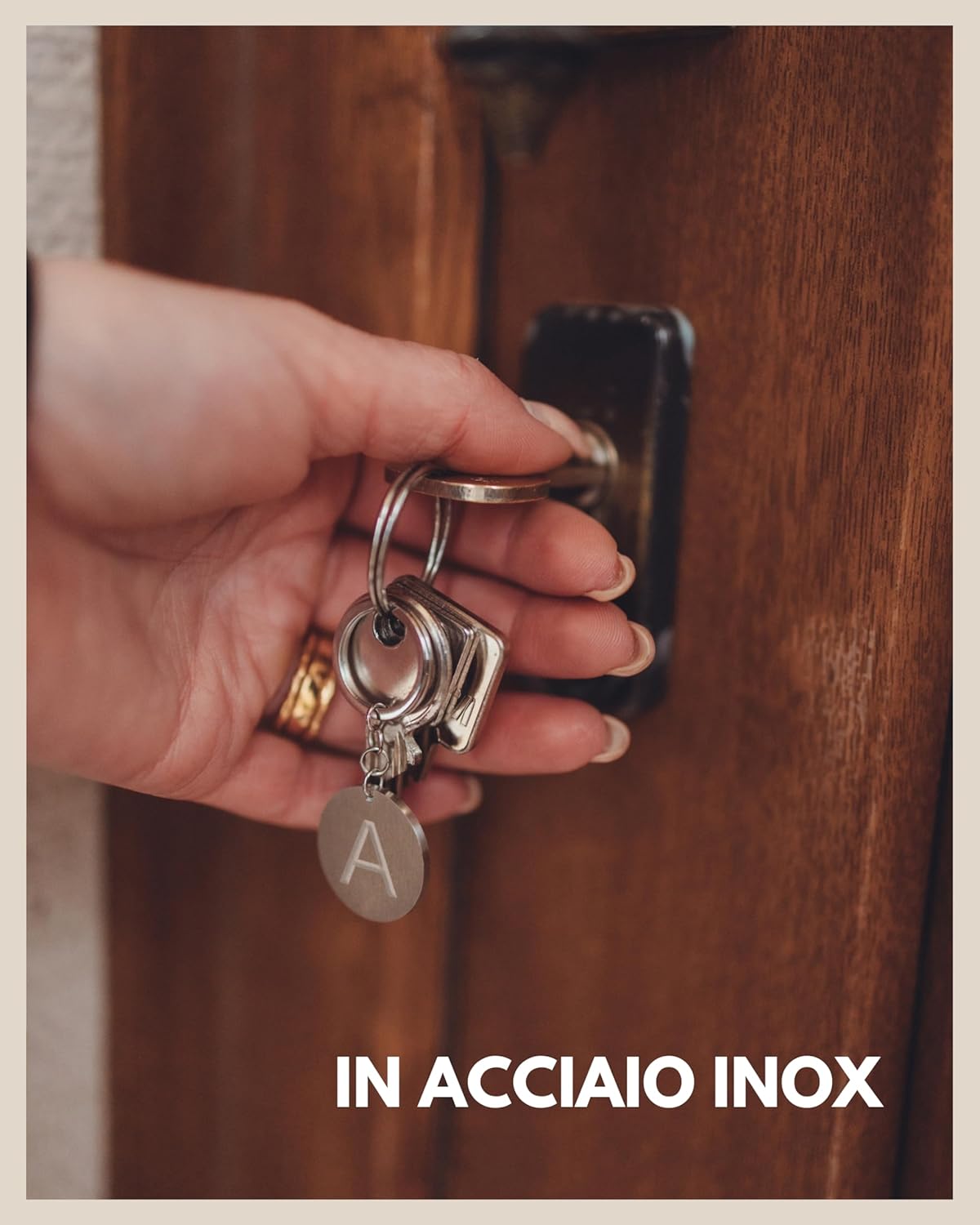 Detalle 2 de GD GOOD.designs EST. 2015 portachiavi a forma di lettera con chip per carrelli della spesa in acciaio inox argento