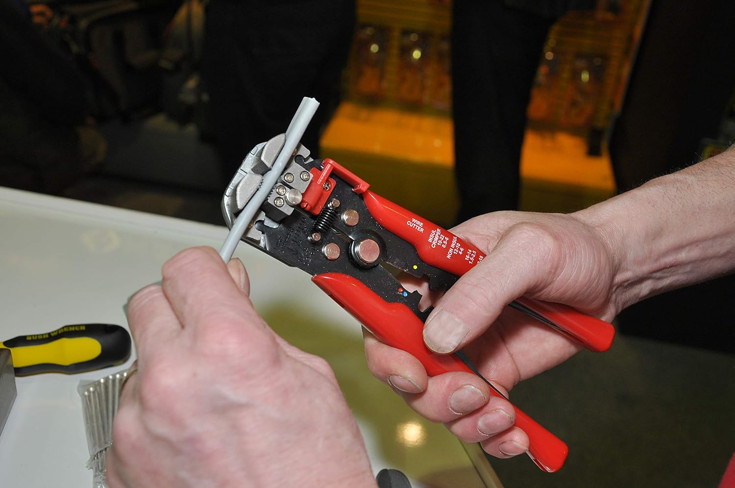Detalle 2 de C.K 495001 Automatic Wire Stripper Multi – a practical, durable tool for everyday wiring