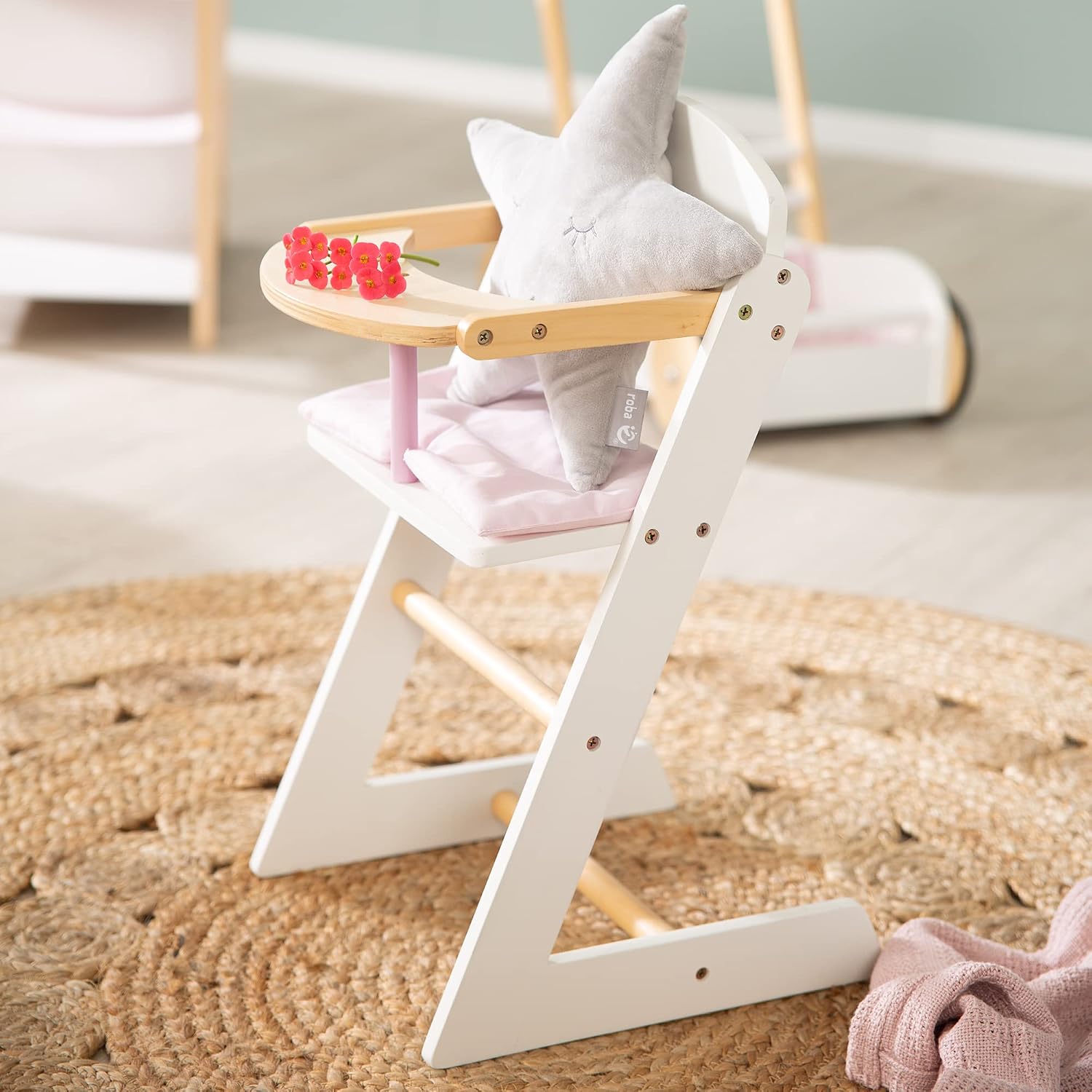 Thumbnail 1 de Chaise Haute Scarlett en bois pour Poupée – Blanc/Naturel, coussin rose et plateau repas, dès 3 ans