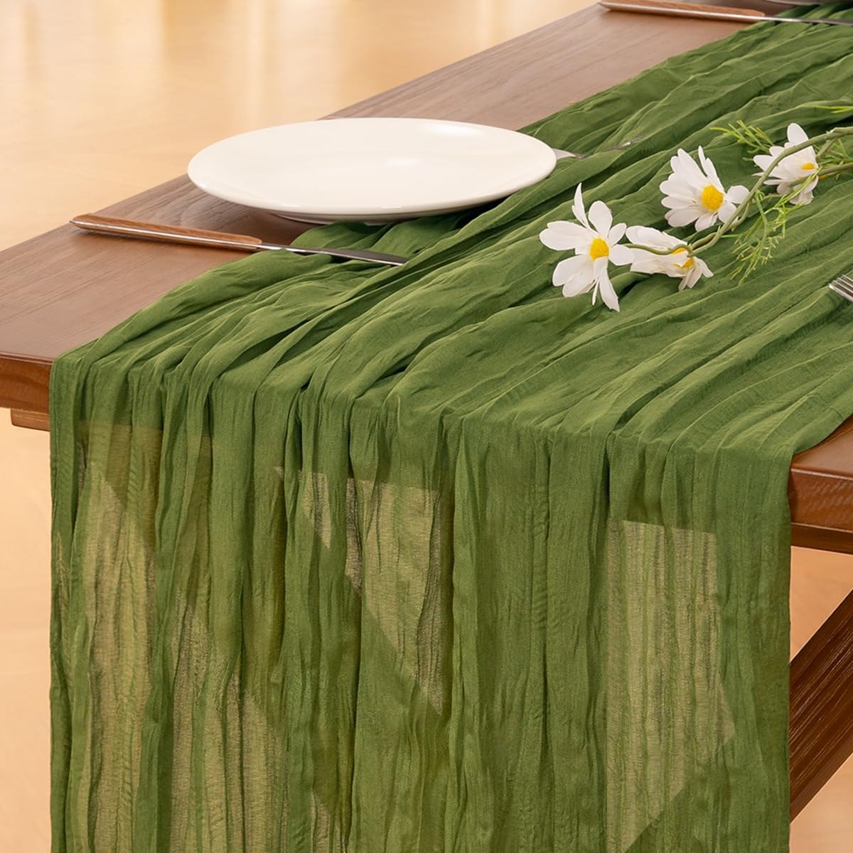 Detalle de Socomi 120-inch Olive Green Cheesecloth Table Runner 🏺