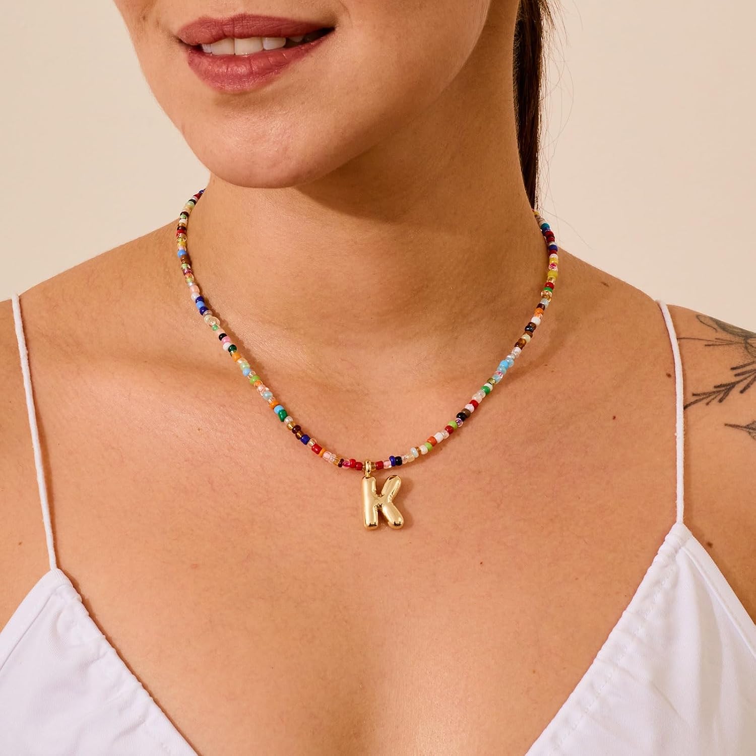 Detalle de HANLI Colorful Initial Necklace with Gold Bubble Pendant – Adjustable Beaded Boho Necklace for Girls & Women