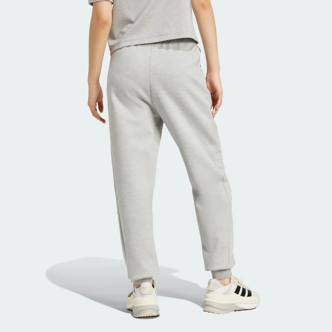 Detalle 2 de Pantalón adidas Z.N.E. gris – comodidad y estilo para entrenos y descanso