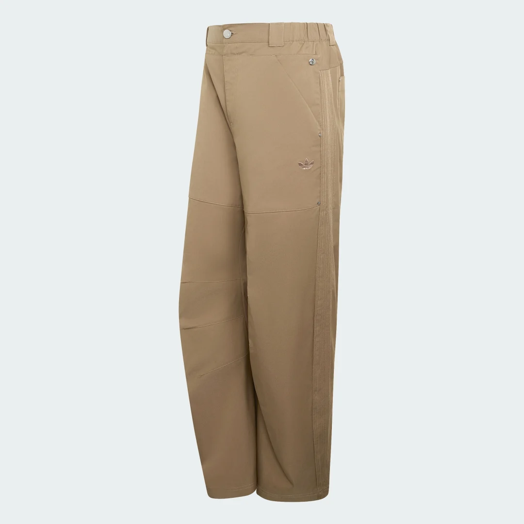 Detalle de Pantalón ancho premium Essentials de Adidas – Beige