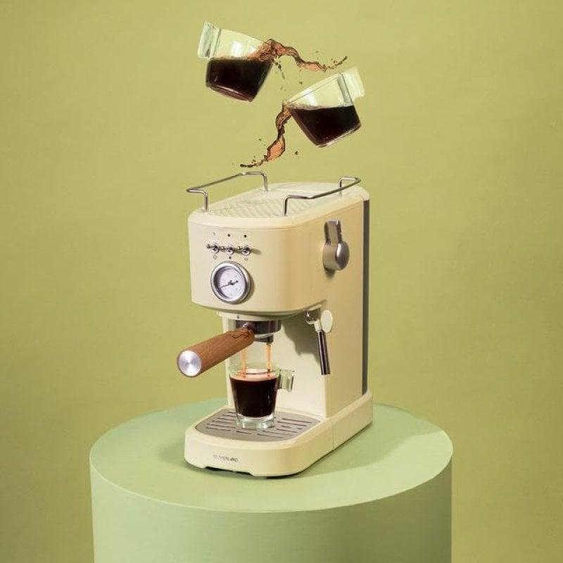 Detalle de Cecotec Power Espresso 20 Retro Green: espresso y cappuccino profesionales en casa