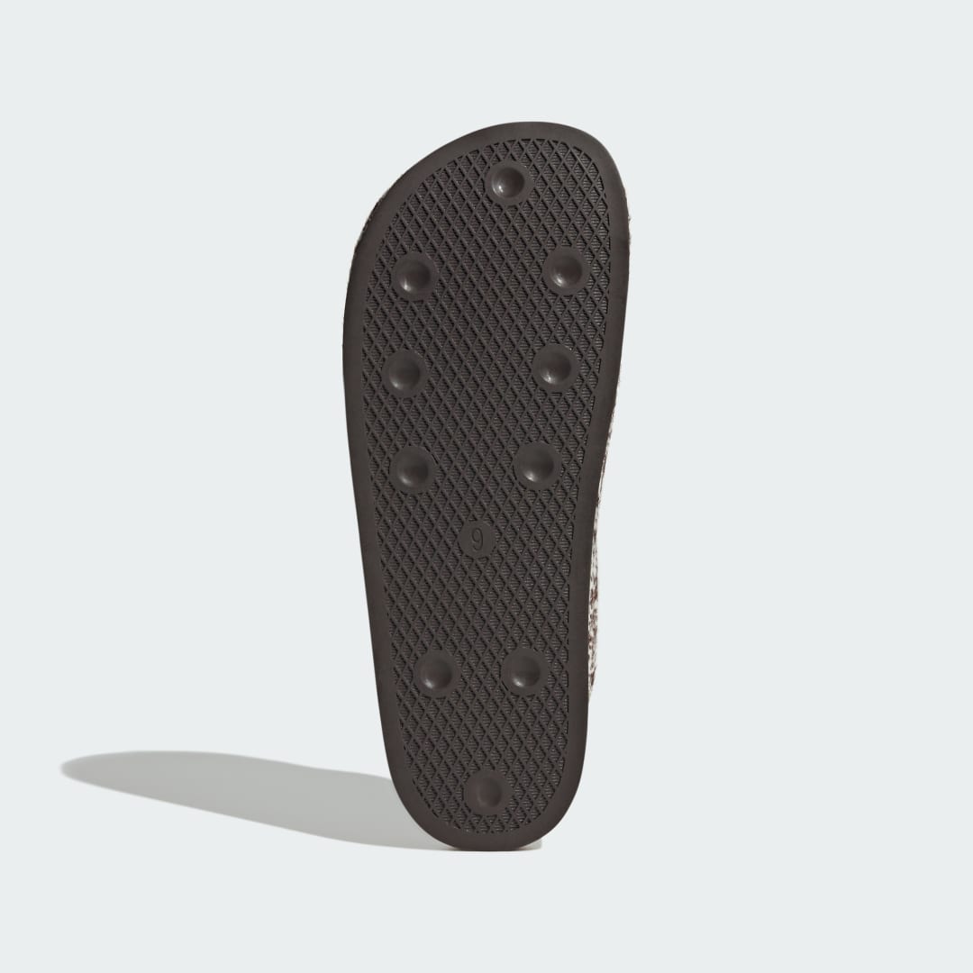 Detalle de CHANCLA ADIMULE de Adidas: comodidad básica para el día a día en color blanco