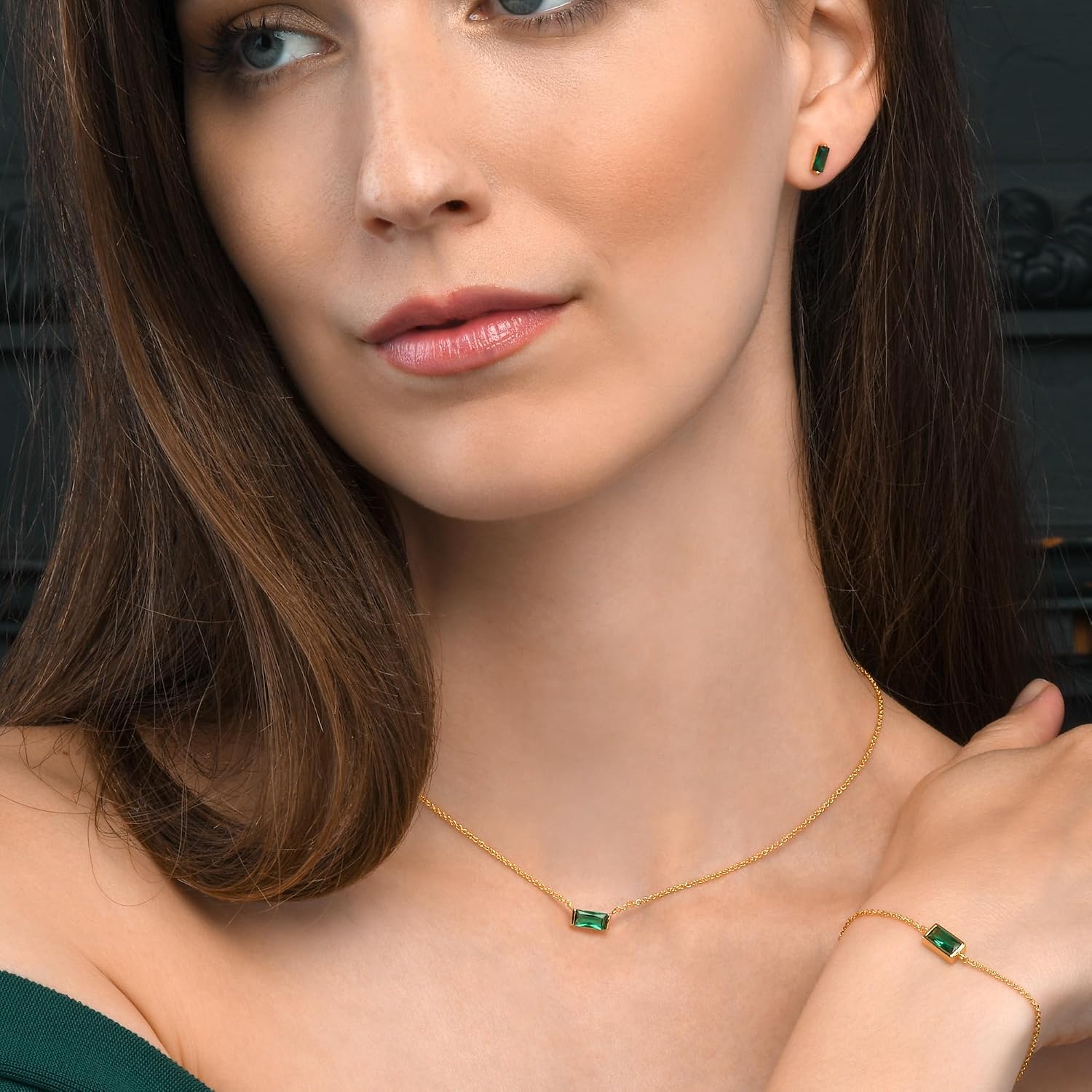 Detalle de Bracelet fin plaqué or Namana pour femme et jeune fille avec zircon vert en taille baguette