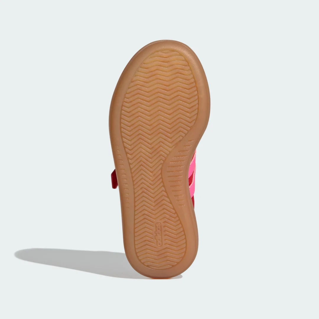 Detalle de Zapatilla Barreda Decode de Adidas: rojo, comodidad y estilo para el uso diario