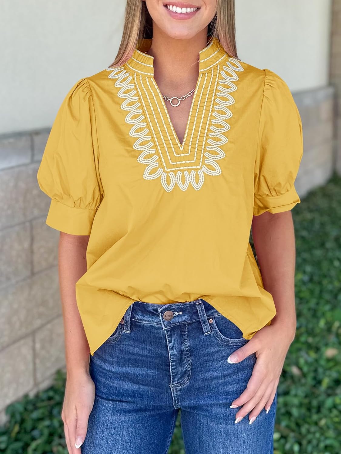 Thumbnail 2 de Cicy Bell Women's Puff Short Sleeve Blouse with Embroidered V-Neck